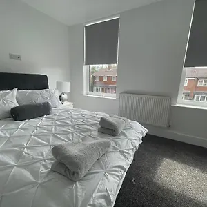 5 Bedroom House With Free Parking Holiday home
