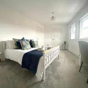 Lovely Stylish Near Penny Lane! Free Parking Apartment