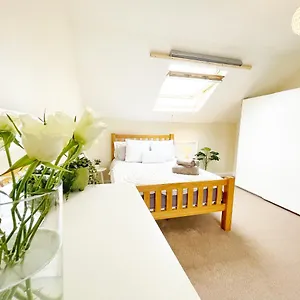 5 Bedroom, Sleeps 9 - Base To Explore Liverpool And Beyond Holiday home