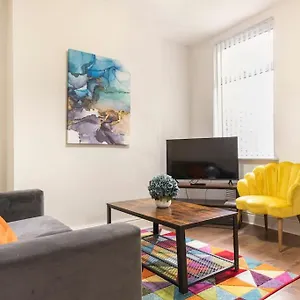 3-bedroom In L15 With Free Parking Apartment