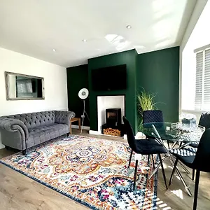Sophisticated With Beautiful & Large Garden Holiday home Cardiff